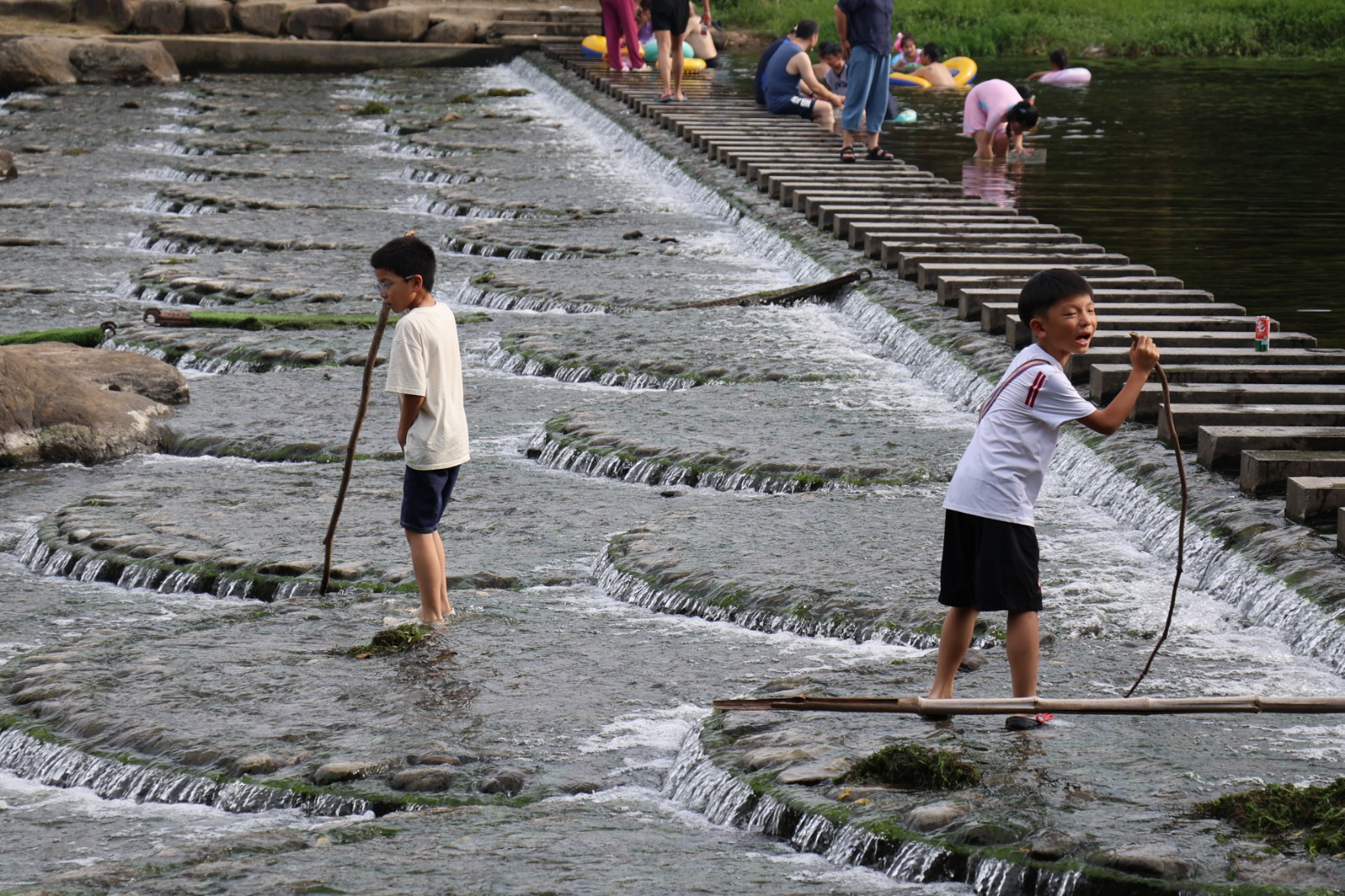 鱼鳞坝玩水场景一