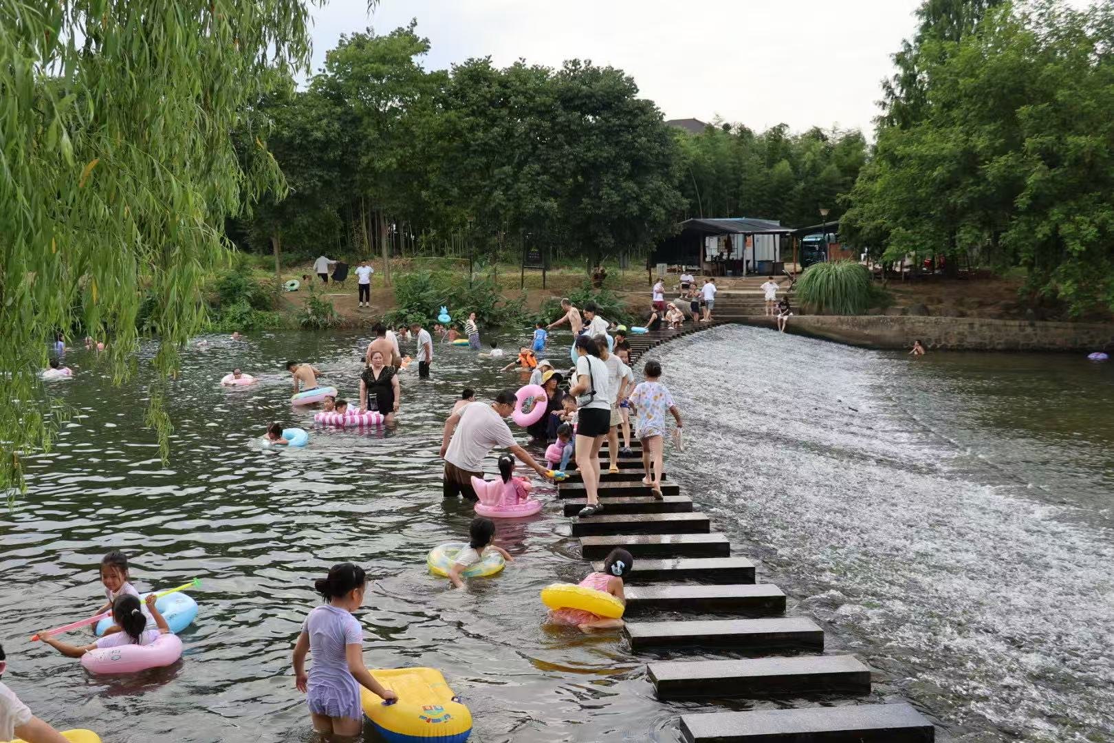 滑梯坝玩水场景二